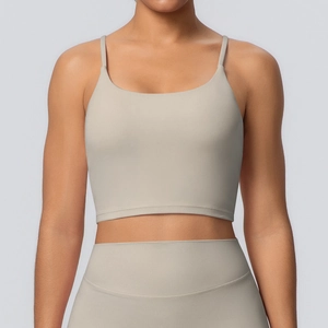 Détail de la brassière de yoga gris clair avec fines bretelles et tissu extensible sans couture