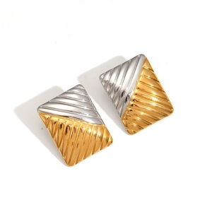 Détail macro de boucles d'oreilles rectangulaires bicolores avec textures striées dorées