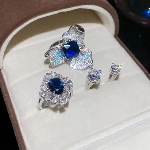 Parure luxe avec zircon bleu, bagues et boucles d'oreilles dans un écrin en velours