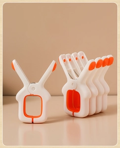 Detail of windproof quilt clips with soft non-marking rubber and strong springs