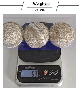 Détail de trois boules de Noël en jute faites à la main pesant soixante-trois grammes sur balance