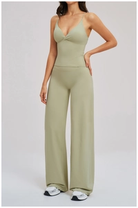 Détail d'un ensemble de yoga vert clair avec haut à bretelles col en V et pantalon large