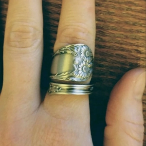 Anello cucchiaio vintage in argento con rilievo a margherita e design aperto regolabile