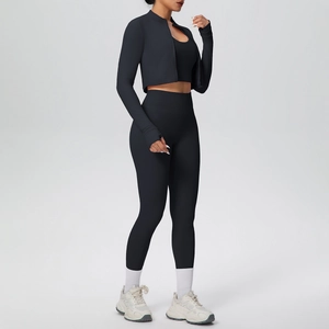 Completo yoga nero 3 pezzi con giacca corta, reggiseno sportivo e leggings a vita alta