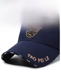 Gros plan détaillé d'une casquette en coton bleu marine avec broderie dorée et ruban