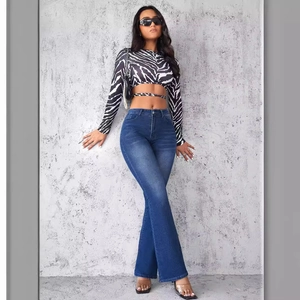 Ensemble haut court zébré et jean taille haute évasé pour femme mode urbaine chic