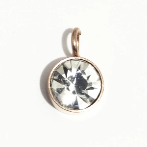 Détail d'un pendentif de 6mm en or rose serti d'une pierre de naissance ronde claire