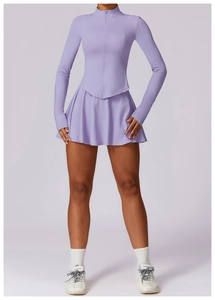 Détail de l'ensemble veste de protection solaire violet clair et jupe de tennis