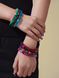 Bunte Naturstein-Perlenarmbänder am Handgelenk für einen modernen Boho-Look