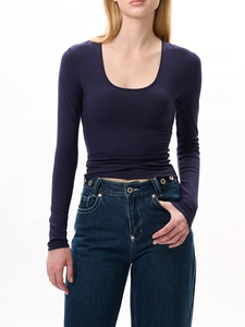 Haut en tricot bleu marine à manches longues et col en U pour femme avec jean taille haute