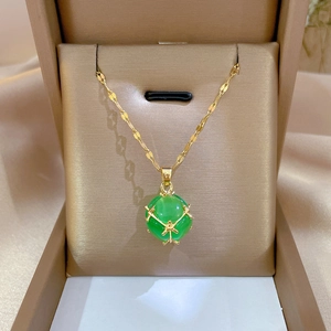 Minimalistische Goldhalskette aus Titan mit grünem Katzenaugen-Edelstein in Schmuckbox