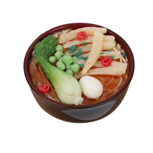 Modello realistico 1:1 di ciotola di ramen giapponese salvadanaio su sfondo bianco