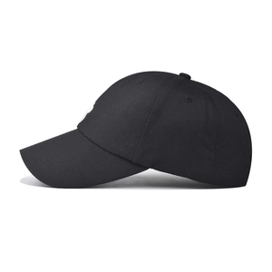 Vue latérale d'une casquette de baseball noire en coton avec visière courbée