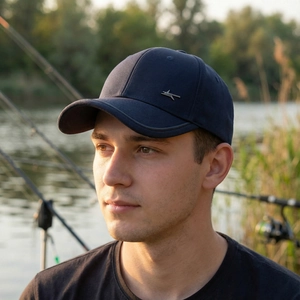 Berretto da baseball blu scuro da uomo con logo in metallo, stile outdoor su modello