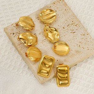 Lot de quatre boucles d'oreilles dorées en acier inoxydable au design géométrique
