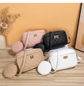 Detailansicht gesteppter Umhängetaschen in Rosa, Schwarz, Beige und Weiß mit Münzbeuteln
