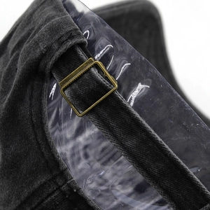 Détail de la boucle en métal réglable sur une casquette de baseball rétro en coton délavé