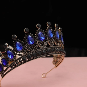 Vista laterale della tiara vintage dorata con diamanti neri e pietre blu a goccia