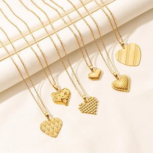 Minimalist Stainless Steel Heart Pendant Necklace For Women 18K Gold Plated Metal Texture Lava Woven Pattern Pendant Necklace Jewelry