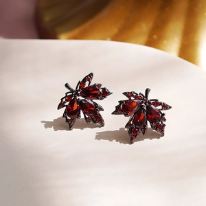 Elegante rote Ahornblatt-Ohrstecker im Vintage-Stil mit Kristallen und s925 Silbernadeln