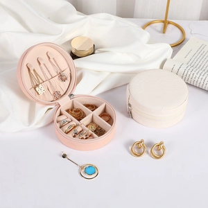 Portable round jewelry box in pink and white leather with mirror and zipper closure