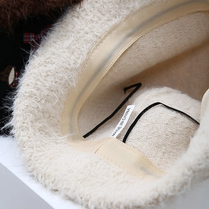Chapeau bob en peluche beige avec texture polaire chaude et détails de couture interne