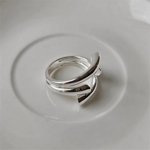 Minimalist S925 sterling silver ring featuring a modern multi-layer spiral wrap design