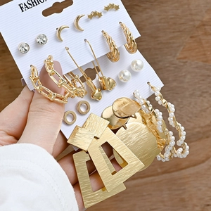Set de 9 paires de boucles d'oreilles dorées géométriques avec perles et strass