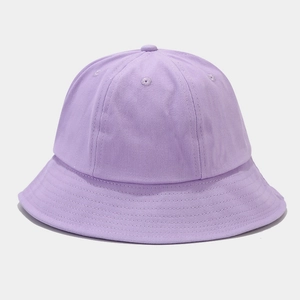 Détail d'un chapeau bob lavande montrant les coutures du bord et les œillets d'aération