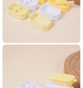 Macro-opname van miniatuur bento-boxen met compartimenten en plastic deksels voor poppen