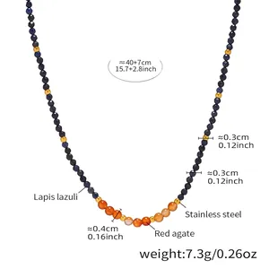 Vue détaillée du collier en perles de lapis-lazuli et agate rouge avec spécifications