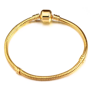 Dettaglio del bracciale a catena serpente dorata da 3 mm con finitura lucida e chiusura