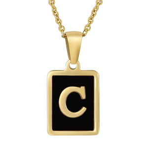 Détail du pendentif carré en or 18K avec émail noir et lettre C sur une chaîne fine