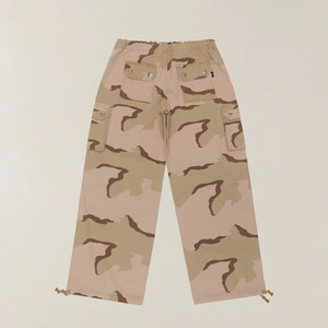 Détail du pantalon cargo camouflage désert avec poches arrière et ourlet à cordon