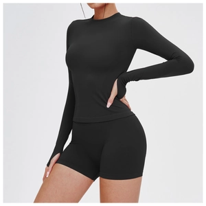 Details des nahtlosen Yoga-Sets mit Daumenloch-Ärmeln und High-Waist Sport-Shorts