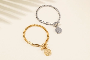 Détail de pendentifs Arbre de Vie or et argent avec fermoir à bascule sur bracelets mixtes