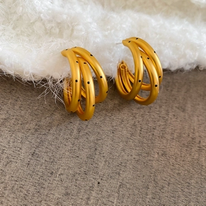Λήψη macro από τριπλούς κρίκους σκουλαρίκια 18k χρυσού με μαύρα πουά σχέδια