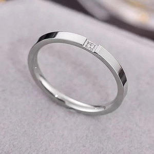 Minimalistischer Ring aus Silber-Titan mit kleinem quadratischem Zirkon in glatter Schiene