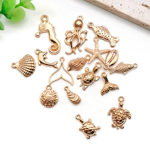 Goldene Meeresanhänger wie Schildkröte und Oktopus für DIY-Schmuckherstellung