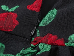 Détail d'une fermeture éclair invisible sur tissu jacquard noir à motifs de roses