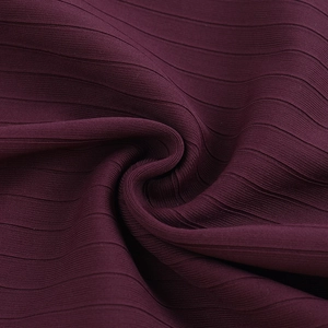 Détail macro du tissu en maille côtelée violet foncé avec une haute élasticité et douceur