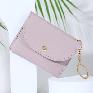 Détail du portefeuille enveloppe mauve avec texture cuir fine et bouton-pression doré