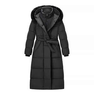 Damen Winterparka in Schwarz, lang geschnitten mit Pelzkapuze und Taillengürtel Design