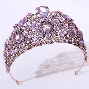 Gros plan d'une couronne de mariée en or rose avec cristaux violets et volutes