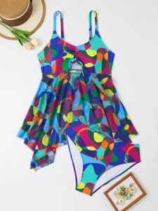 Flachbild des farbenfrohen Tankini-Badeanzugs mit geometrischem Print und Netzrock