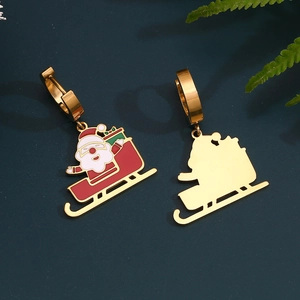 Vue détaillée des boucles d'oreilles traîneau du Père Noël avec émail et plaqué or 18 carats