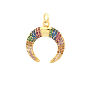 Dettaglio del ciondolo a mezzaluna dorato con zirconi cubici multicolori scintillanti
