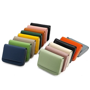 Portacarte multicolore in vera pelle con cerniere in metallo e trama in pelle martellata