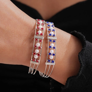 Detailansicht der Vintage-Armreifen mit roten und blauen Kristallen und Perlen