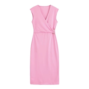 Robe rose sans manches avec col en V, taille croisée et détail d'épingle dorée